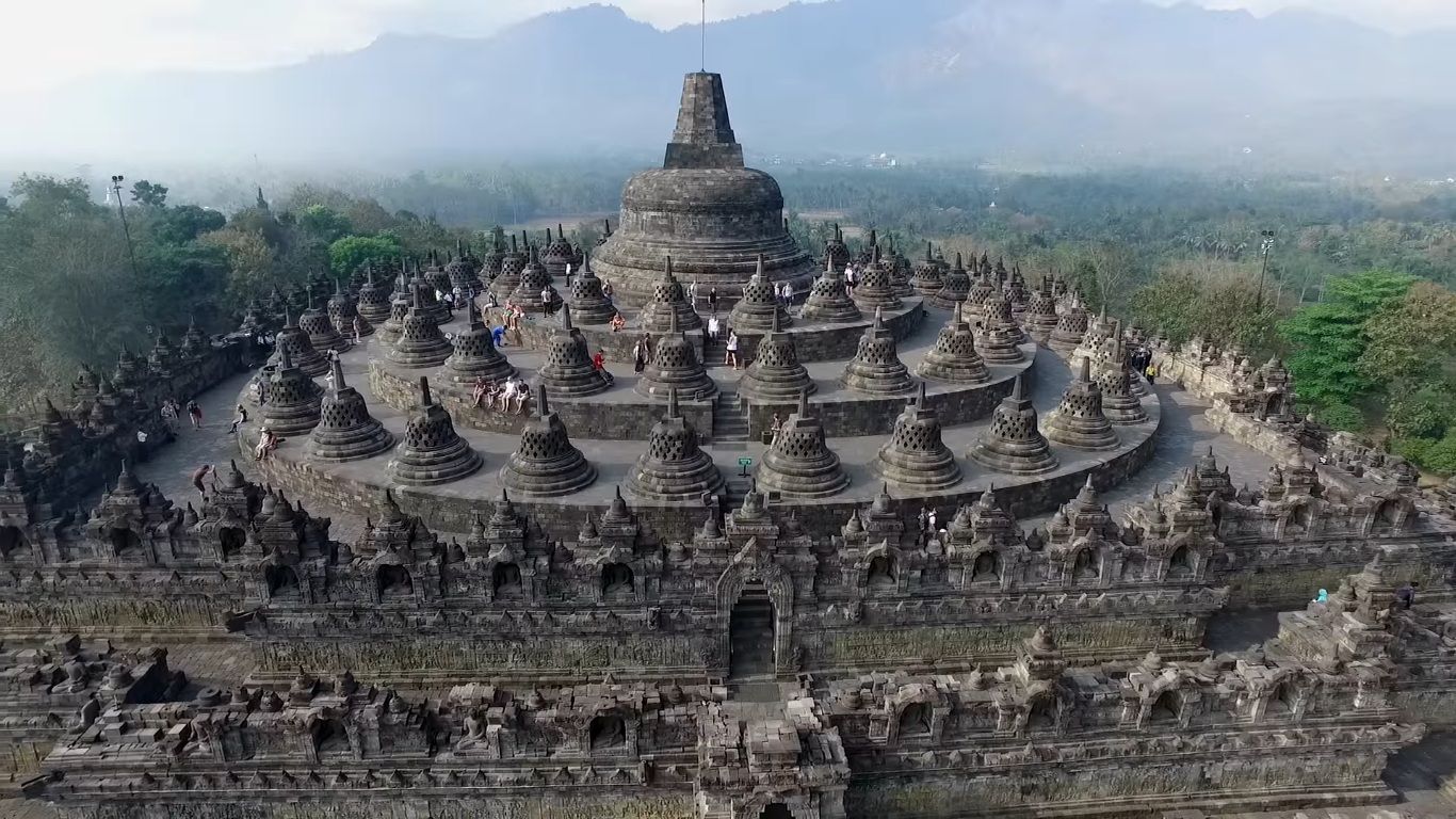 Esensi dari Ramuan Mata Air yang Disucikan di Borobudur: Sebuah Pencarian Spiritual dan Kesehatan