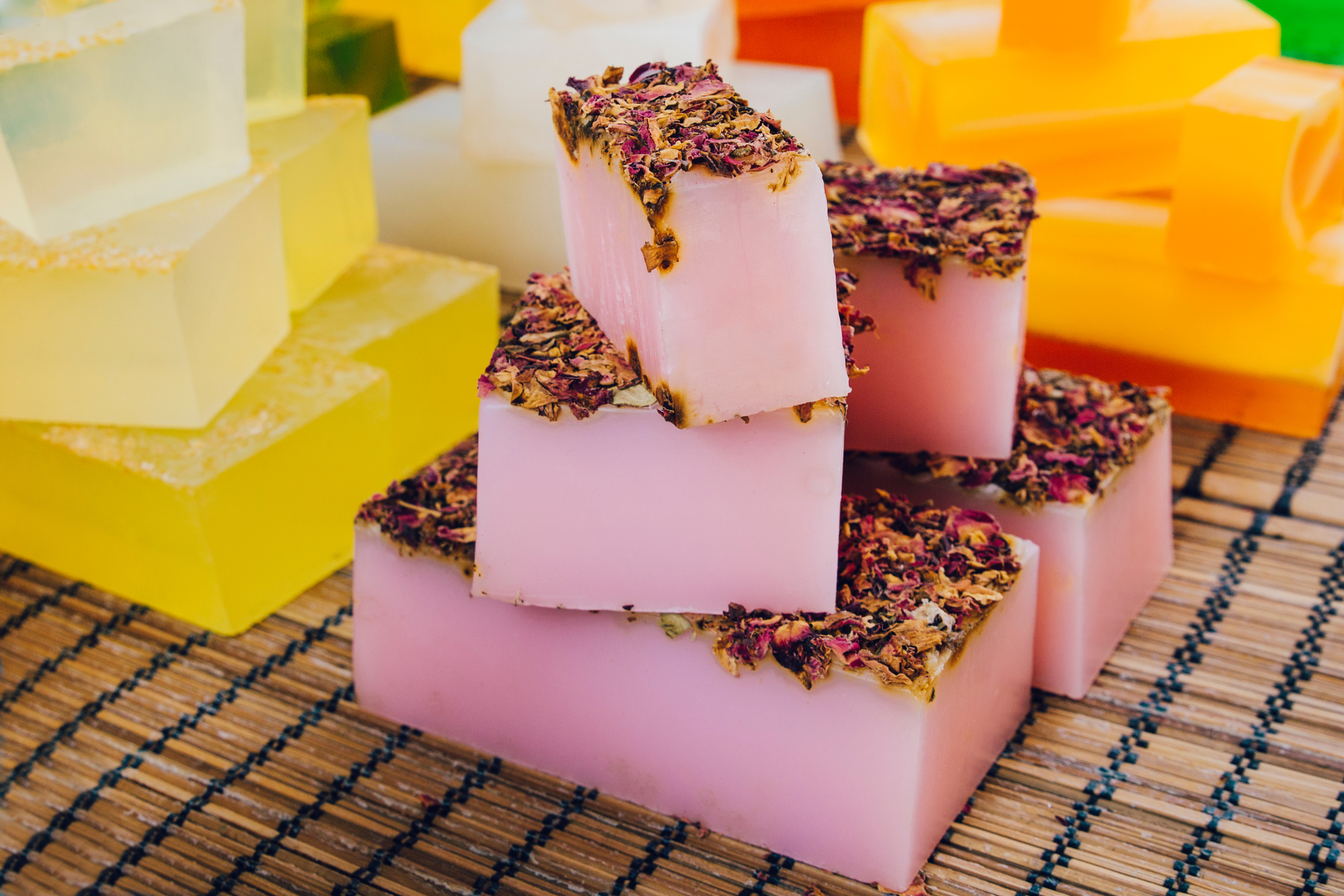 Sabun dari Duka yang Dibungkus dengan Aroma Gula