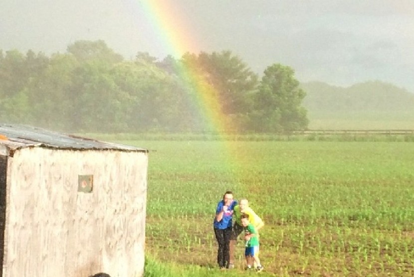 Toner Jejak Pelangi Tercecer di Ujung Bukit: Rahasia Kulit Sehat dan Bercahaya Alami